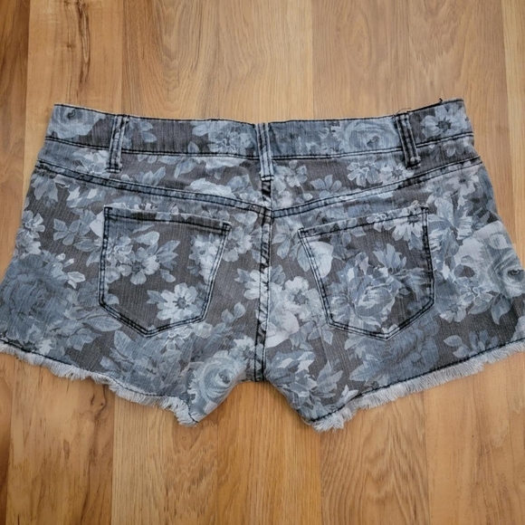 Tinseltown Denim Couture Blue Floral Jean Shorts - Picture 4 of 4